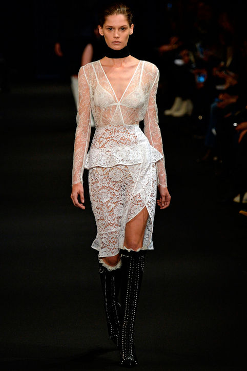 fall-2015-trends-romantic-gothic-altuzarra-05