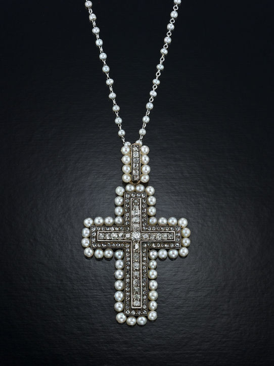 madonna-neil-lane-diamond-pearl-cross-necklace