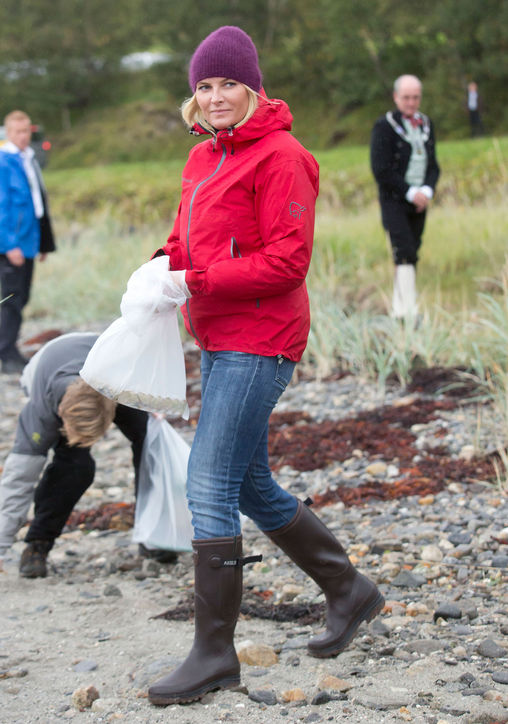 princess-mette-marit-jeans-cleaning-up-beach-nordland