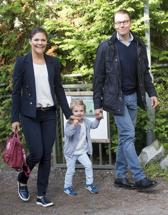 princess-victoria-blazer-jeans-outfit
