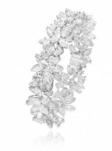 Diamond bracelet in 18ct white gold, set with 104 diamons (59cts).
