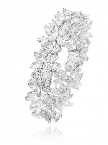 Diamond bracelet in 18ct white gold, set with 104 diamons (59cts).