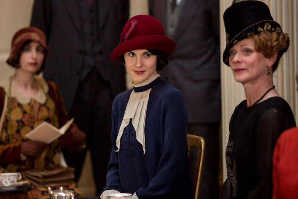 lady-mary-downton-abbey-blue-dress-red-hat-w724