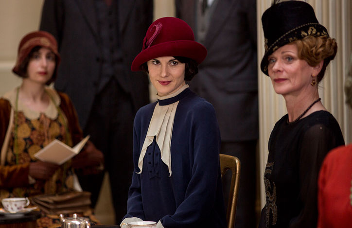 lady-mary-downton-abbey-blue-dress-red-hat-w724