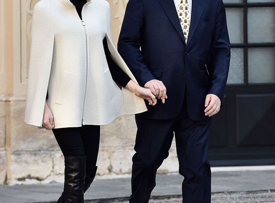 princess-charlene-white-cape-black-boots-christmas-h724